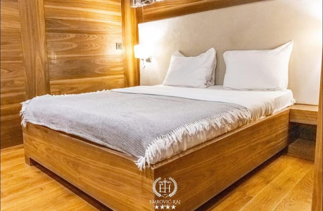 Hotel Emrovic Raj Novi Pazar Bagian luar foto