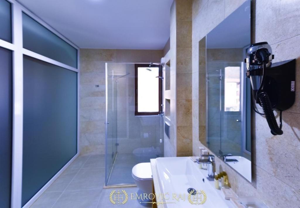 Hotel Emrovic Raj Novi Pazar Bagian luar foto