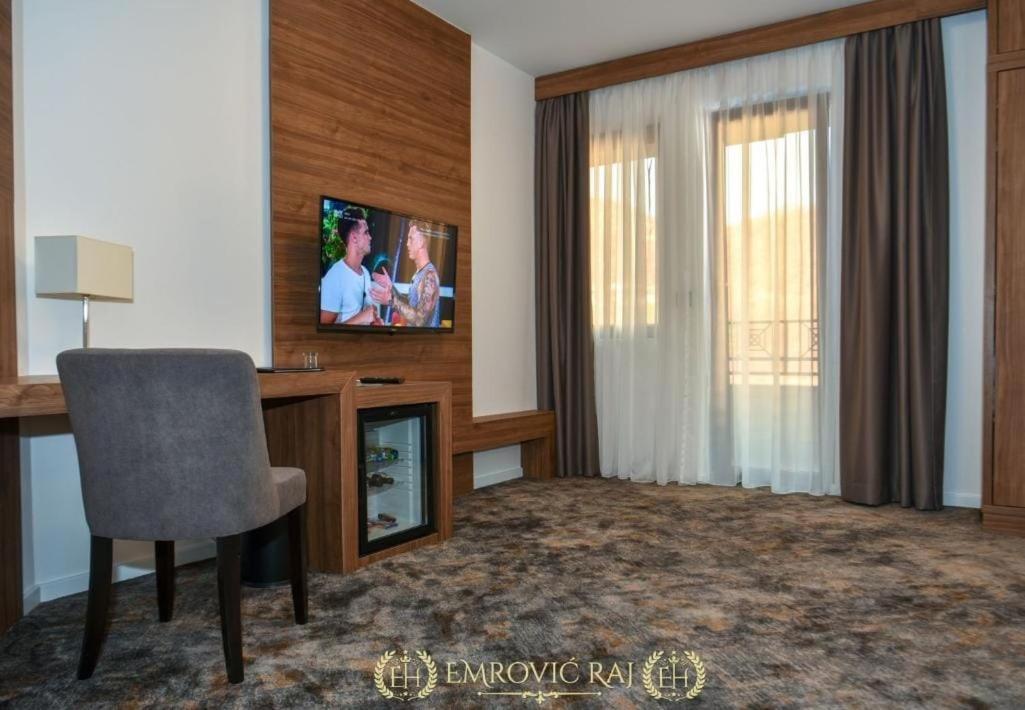 Hotel Emrovic Raj Novi Pazar Bagian luar foto