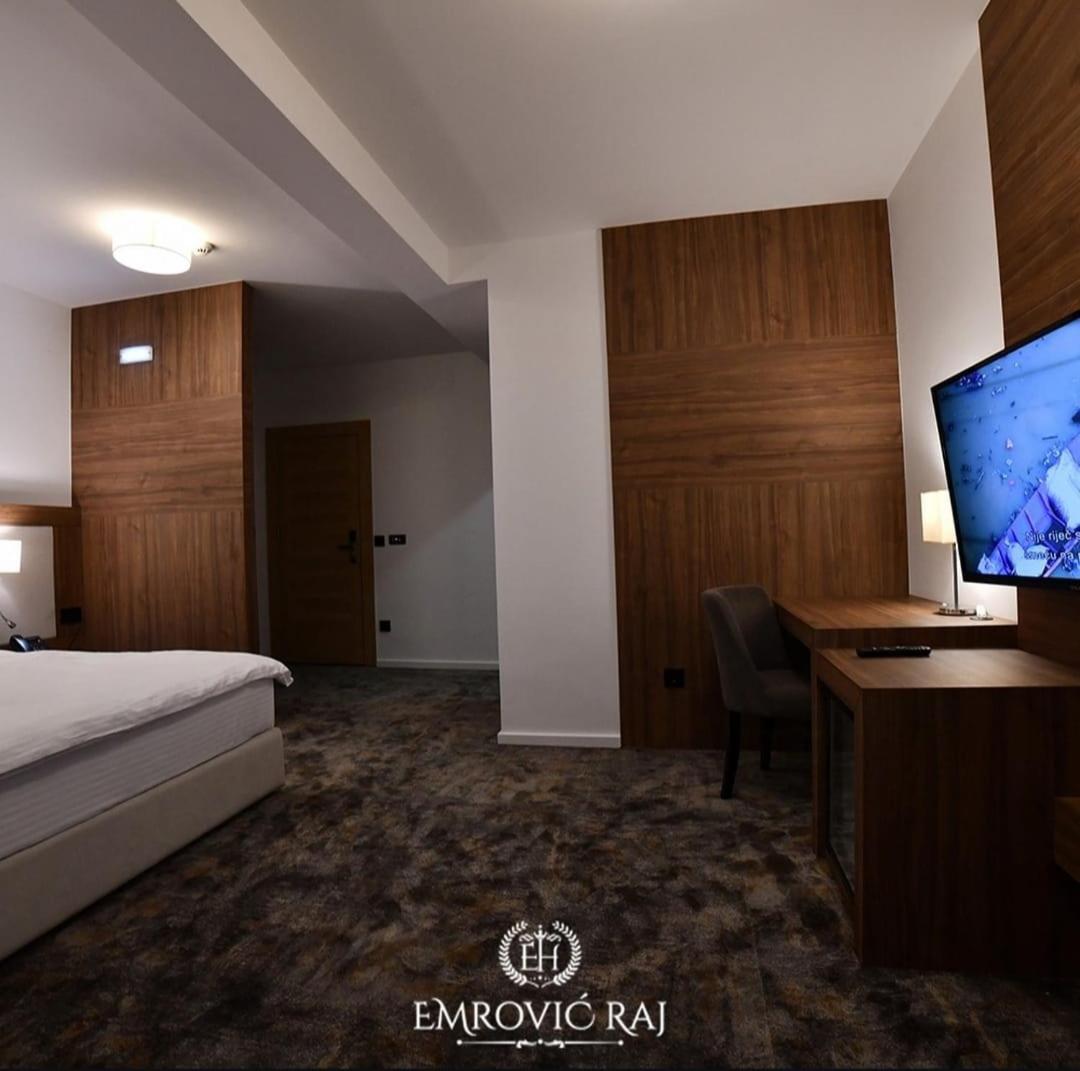 Hotel Emrovic Raj Novi Pazar Bagian luar foto