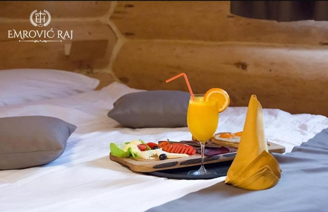 Hotel Emrovic Raj Novi Pazar Bagian luar foto