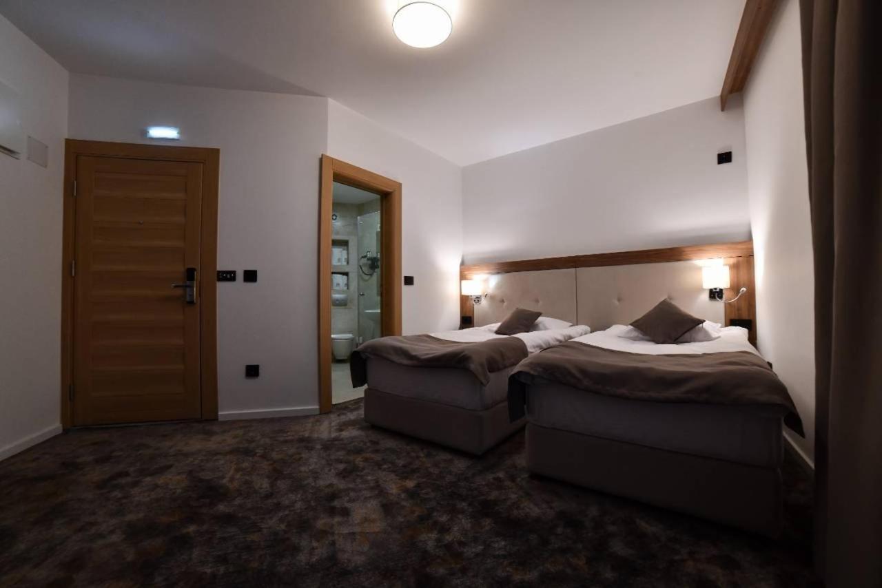 Hotel Emrovic Raj Novi Pazar Bagian luar foto