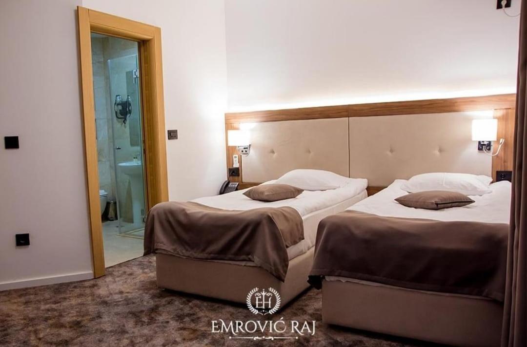 Hotel Emrovic Raj Novi Pazar Bagian luar foto