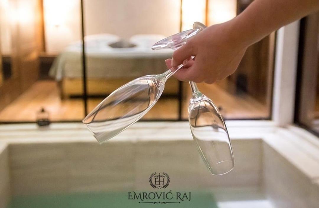 Hotel Emrovic Raj Novi Pazar Bagian luar foto
