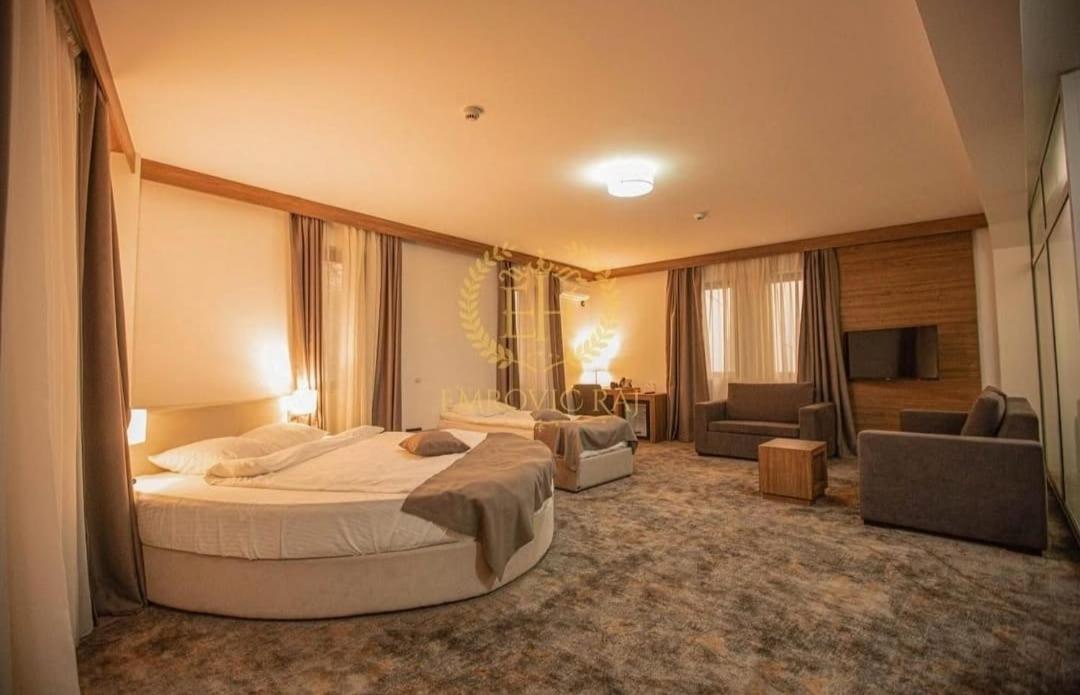 Hotel Emrovic Raj Novi Pazar Bagian luar foto