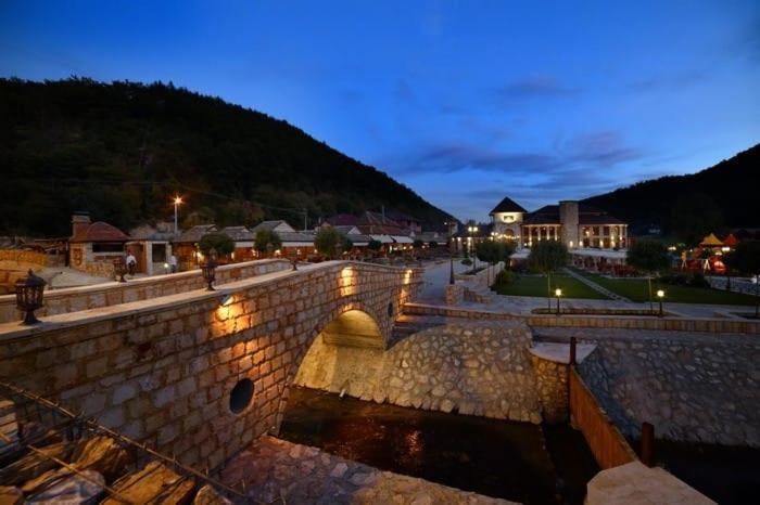 Hotel Emrovic Raj Novi Pazar Bagian luar foto