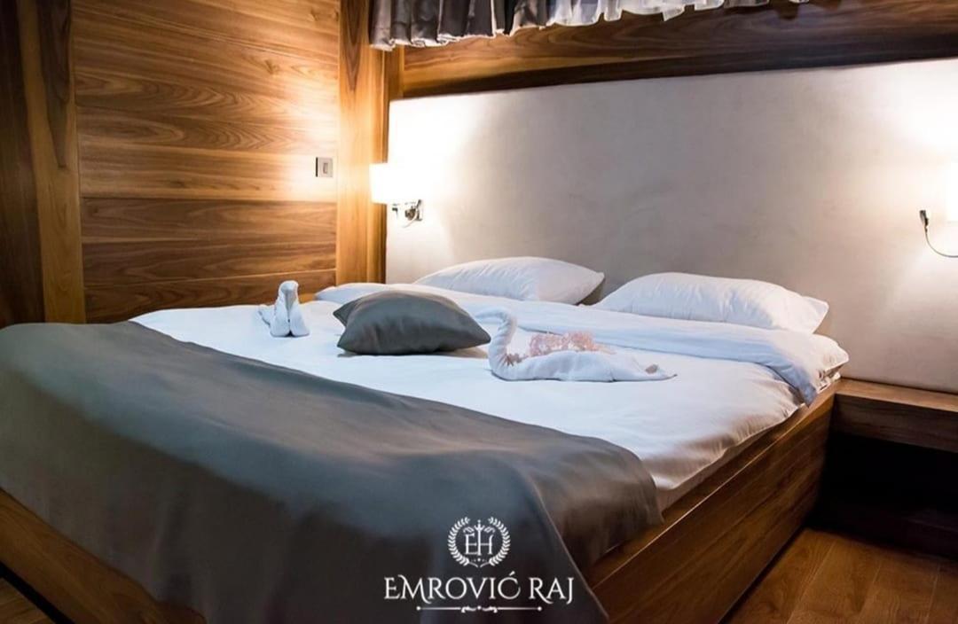 Hotel Emrovic Raj Novi Pazar Bagian luar foto