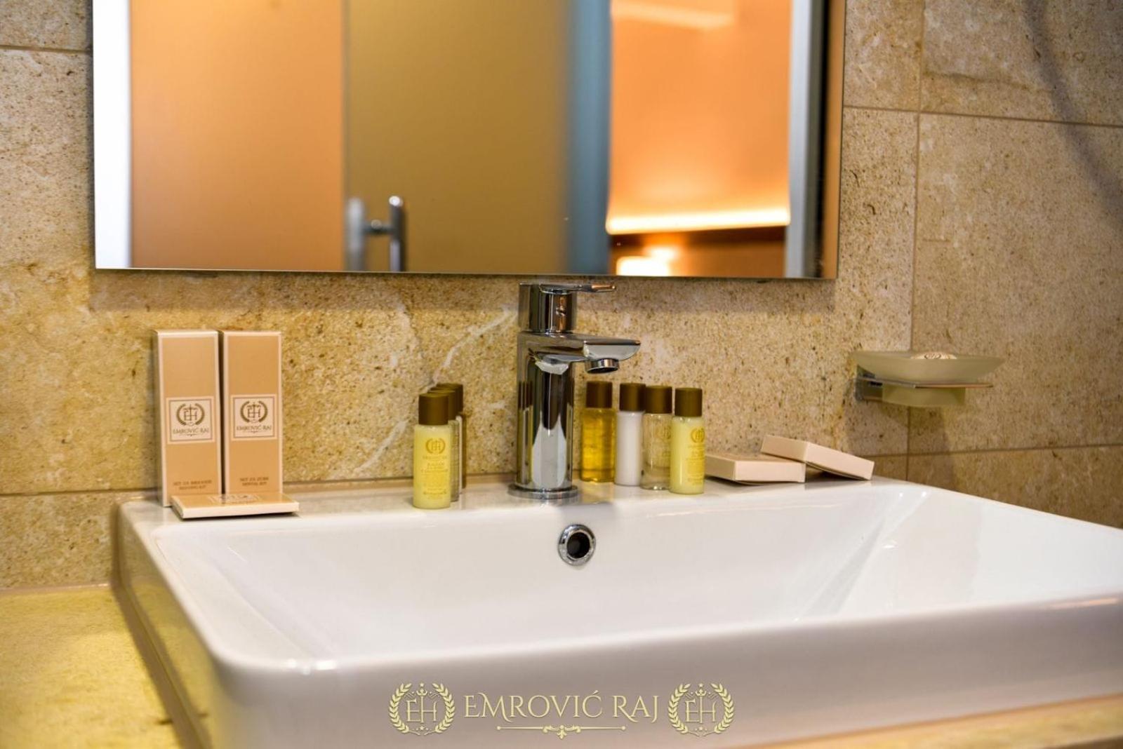 Hotel Emrovic Raj Novi Pazar Bagian luar foto