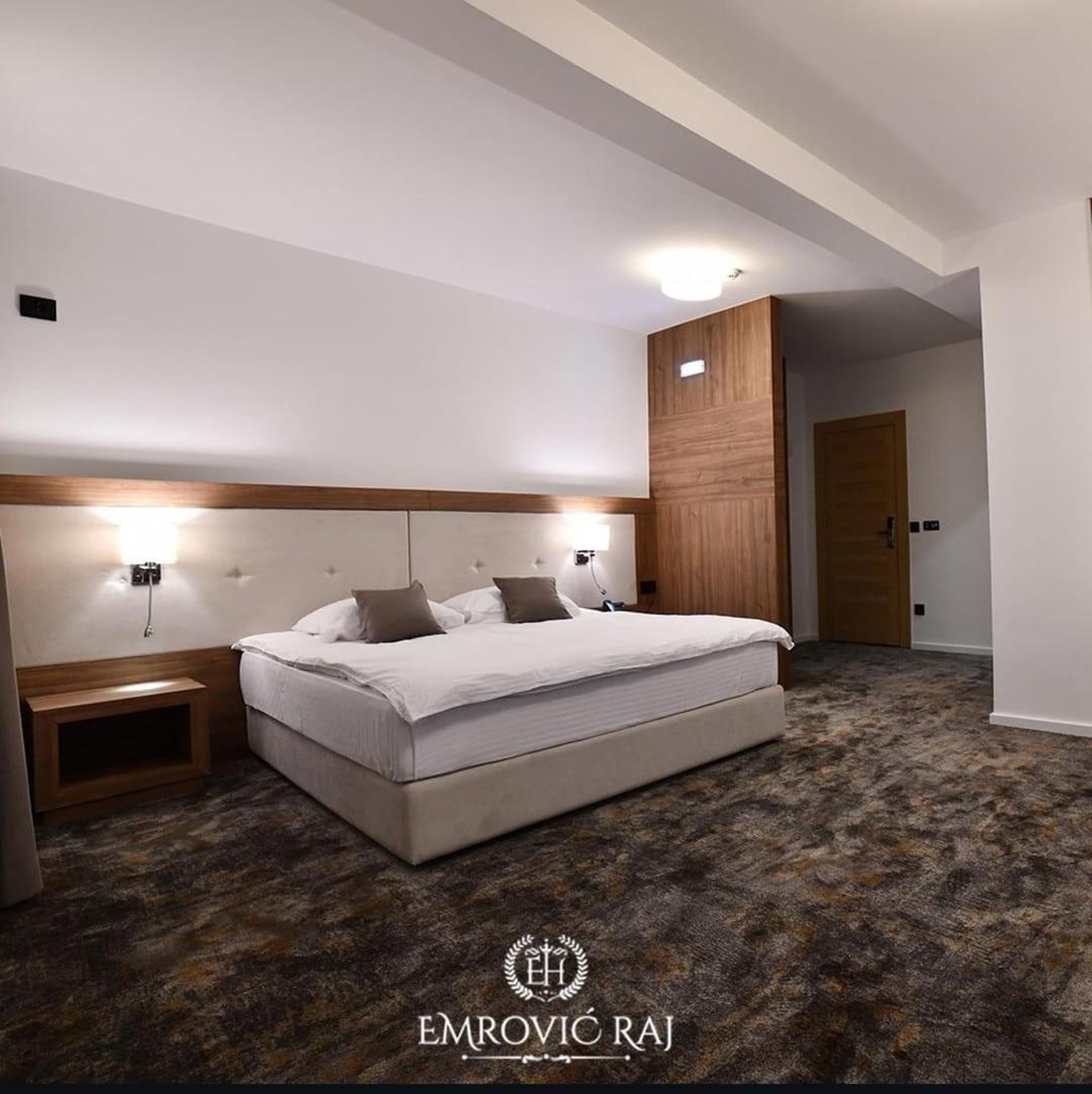 Hotel Emrovic Raj Novi Pazar Bagian luar foto