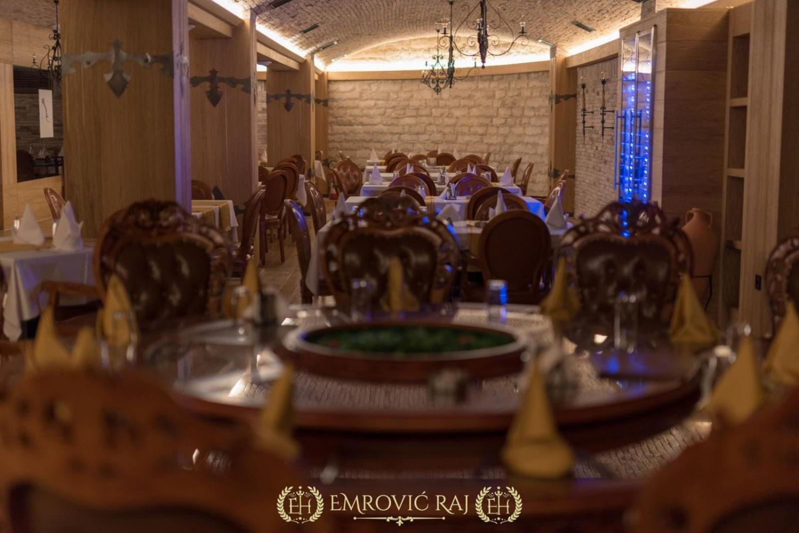 Hotel Emrovic Raj Novi Pazar Bagian luar foto